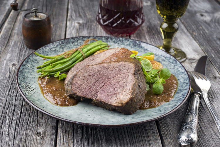 Hirschbraten mit Gemüse in Burgunder Sauce